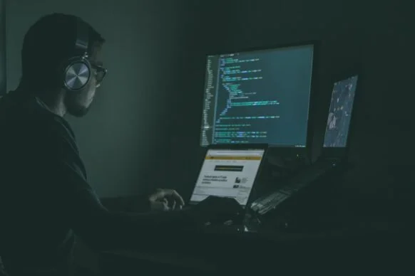 Specjalista ds. Cybersecurity siedzący przed komputerem